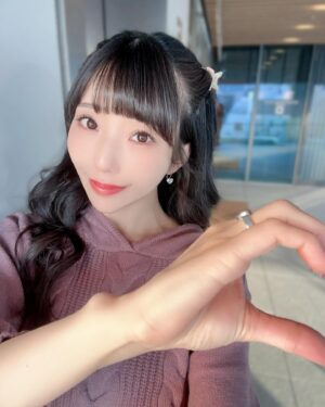 Risa Aizawa Instagram - 最近GETしておすすめ❣️ってなってるコスメ達💖
韓国コスメを少しまとめてみたよ🩷

❤︎colorgram
ミルクブリンハートライター(タイプ:04 LAVENDER HEART)
ハイライトとって可愛くてメイクさんのマネっ子した❣️

❤︎FilliMilli
フラットファンデーションブラシ820

リキッドファンデ用のブラシ！めっちゃ使いやすくて！こういうの欲しかった〜ってなってる🥰
うすーく均一に伸びて、ファンデが少量でピターっと💖

❤︎colorgram
立体創造ヘアラインメーカー(タイプ:01.ナチュラルブラック)

ヘアラインの隙間埋めるように✌️

❤︎colorgram
オールインワンオーバーリップメーカー(タイプ:03 PEACH BEIGE)

オーバーめに描いても自然で可愛い❣️

#韓国コスメ #韓国コスメレビュー #韓国コスメ購入品 #cosmetics #colorgram #oliveyoung #fillimilli #makeup