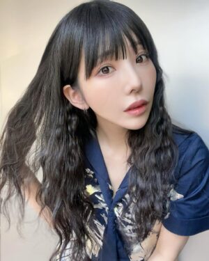 Risa Aizawa Instagram - 今のアー写のメイク違って好きです〜❤️

アイコニックであることは大切だと思うので、
基本的に印象深い部分はセルフメイクな事が多い。

この日はアイラインもシャドウもメイクさんにしていただき、
普段はビビって自分じゃできないノーズシャドウもしてもらった💓

違う自分が見つかるとワクワクしちゃう✨

自分のパーソナルカラーとか知らんのだけど、
たぶん、イエベの骨格ウェーブって事で生きてる。笑

#ido #アイドル #メイク #makeup #でんぱ組 #dempagumi #アイドルメイク #シェーディング