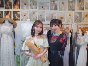 Risa Aizawa Instagram - Crayme, 2024 SPRING & SUMMER Collection
【 EUPHORIDEA 】 Order & Exhibition

にて✨菅野結衣ちゃんと💖✨

ゆいちゃんの作るものや、纏っている空気が大好き✨
いつも、ほんとに癒されちゃう✨私のパワースポット✨

2024年夏のCrayme,も、とっても可愛くて‼️
ワンピース届くのが楽しみ〜〜〜😊