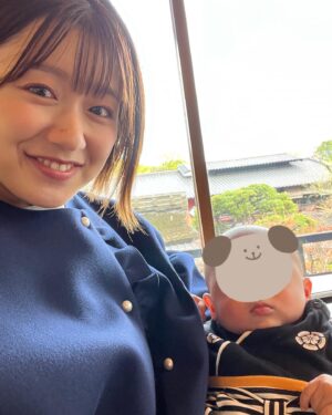 Risa Ozaki Instagram - ちょっと前のお食い初め。

家でするか悩みましたが、
知り合いの先輩ママにおすすめしてもらったお店でしてきました🌸

それにしても100日って、
早い…あっという間…
細身だった体型もむちむちに。喃語を喋るようにもなり、
よく「ぶんぶん！」と言っています。笑
ものすごいスピードで成長していくわが子に驚かされる毎日です。

そういえば、
最近あたたかくなってきましたが、
いつ頃から肌着をメッシュのものに変えたり、
半袖を着せたりするものなんでしょう…？🤔

先輩方、現在育児中の方、
ご意見いただけたら嬉しいです😌
.
#お食い初め　#100日祝い
#息子　#👶