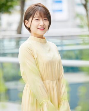 Risa Ozaki Instagram - 突然ですが、
髪の毛をばっさり切りました！
入社して、いや、人生で一番短いような気がします…💇‍♀️

いつもより首筋がひんやりして不思議な感覚です。髪の毛ってあったかかったんだなぁ。
31㎝以上カットしたので、ヘアドネーションもさせて頂きました。
どなたかの役に立ちますように…😌🌱

.
#髪の毛切りました
#シャンプー3分
#ドライヤー5分
#時短バンザイ🙌✨