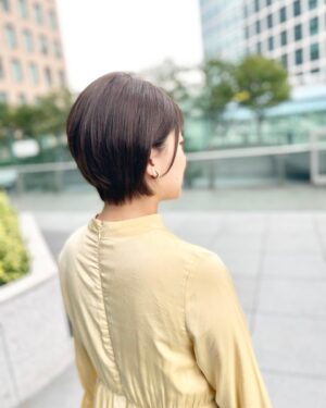 Risa Ozaki Instagram - 突然ですが、
髪の毛をばっさり切りました！
入社して、いや、人生で一番短いような気がします…💇‍♀️

いつもより首筋がひんやりして不思議な感覚です。髪の毛ってあったかかったんだなぁ。
31㎝以上カットしたので、ヘアドネーションもさせて頂きました。
どなたかの役に立ちますように…😌🌱

.
#髪の毛切りました
#シャンプー3分
#ドライヤー5分
#時短バンザイ🙌✨
