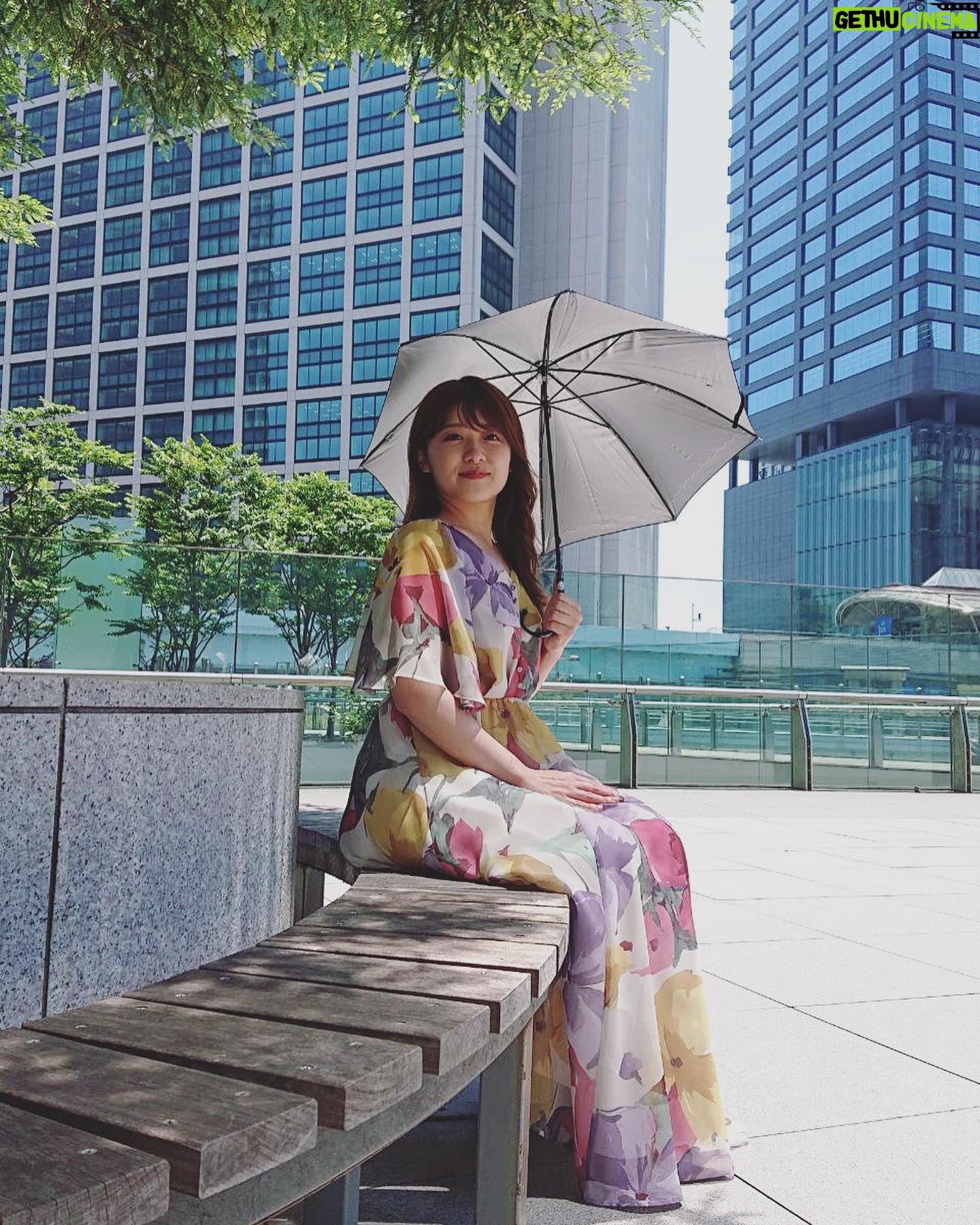 Risa Ozaki - 11.8K Likes - 朝、急にラルフ鈴木アナから連絡がきたので、
何事かと思ったら、
「貴婦人、送ります。」と
この2枚が届きました✉️🕊
写真のわたしもまんざらでもない顔してる・・笑
毎日蒸し暑いですが、
水分と睡眠しっかりとりながら
体調整えていきましょう😆🌱
.
#ラルフアナ命名
#貴婦人(風)
#日差しが強くてすでに焼けました
#まだ6月 #されど6月 #☀️