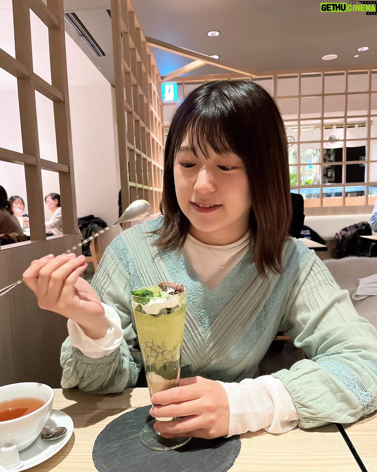 Risa Ozaki - 11.4K Likes - 今日、31歳になりました☺️
29→30の時よりも、数字的な変化は感じませんが、
はじめて親になって迎えた誕生日は、
良い意味でも穏やかな日常でした。
この日は「もうすぐ誕生日だし、
豪華なパフェいっちゃおうか!!」と、
大きめのパフェを頼んだ日。
おそらくあと1週間は、誕生日だったしいっか!と
自分を甘やかしてしまう予感。。笑
31歳も、どうぞよろしくお願い致します!
.
#31歳 #誕生日 #抹茶パフェ #撮影は母🤱