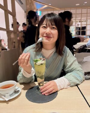 Risa Ozaki Instagram - 今日、31歳になりました☺️
29→30の時よりも、数字的な変化は感じませんが、
はじめて親になって迎えた誕生日は、
良い意味でも穏やかな日常でした。

この日は「もうすぐ誕生日だし、
豪華なパフェいっちゃおうか！！」と、
大きめのパフェを頼んだ日。

おそらくあと1週間は、誕生日だったしいっか！と
自分を甘やかしてしまう予感。。笑

31歳も、どうぞよろしくお願い致します！
.
#31歳　#誕生日　#抹茶パフェ　#撮影は母🤱