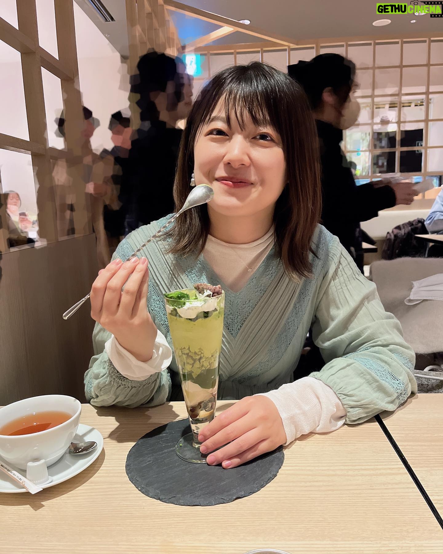 Risa Ozaki - 11.4K Likes - 今日、31歳になりました☺️
29→30の時よりも、数字的な変化は感じませんが、
はじめて親になって迎えた誕生日は、
良い意味でも穏やかな日常でした。
この日は「もうすぐ誕生日だし、
豪華なパフェいっちゃおうか!!」と、
大きめのパフェを頼んだ日。
おそらくあと1週間は、誕生日だったしいっか!と
自分を甘やかしてしまう予感。。笑
31歳も、どうぞよろしくお願い致します!
.
#31歳 #誕生日 #抹茶パフェ #撮影は母🤱