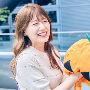 Risa Ozaki Instagram - 夏休みから戻ってきました！

遅ればせながら、10月からバゲットファミリーに加わった、小髙茉緒アナ🌼ショートが凛々しく、眩しい！！

そして10月といえばハロウィーン、かぼちゃ…ということで、食べずに、被りました🎃笑
照れているように見せかけて、ノリノリです。
（with平松）

4年目を迎えたバゲットもよろしくお願い致します！！
.

#小髙茉緒　アナ
#爽やかショートガール🌿
#早いことにバゲットも4年目
#皆さまありがとうございます✨