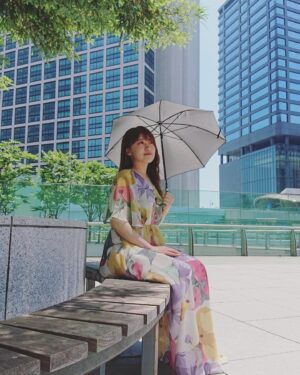 Risa Ozaki Instagram - 朝、急にラルフ鈴木アナから連絡がきたので、
何事かと思ったら、
「貴婦人、送ります。」と
この2枚が届きました✉️🕊
写真のわたしもまんざらでもない顔してる・・笑

毎日蒸し暑いですが、
水分と睡眠しっかりとりながら
体調整えていきましょう😆🌱
.
#ラルフアナ命名
#貴婦人（風）
#日差しが強くてすでに焼けました
#まだ6月　#されど6月　#☀️