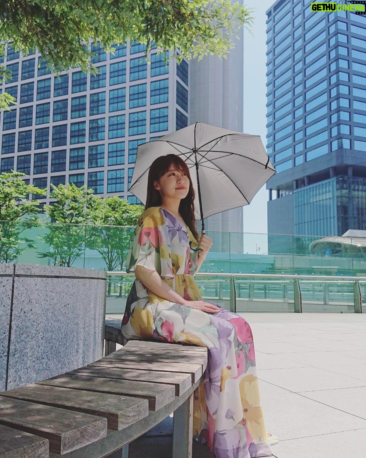 Risa Ozaki - 11.8K Likes - 朝、急にラルフ鈴木アナから連絡がきたので、
何事かと思ったら、
「貴婦人、送ります。」と
この2枚が届きました✉️🕊
写真のわたしもまんざらでもない顔してる・・笑
毎日蒸し暑いですが、
水分と睡眠しっかりとりながら
体調整えていきましょう😆🌱
.
#ラルフアナ命名
#貴婦人(風)
#日差しが強くてすでに焼けました
#まだ6月 #されど6月 #☀️