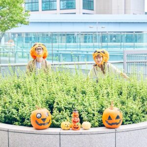 Risa Ozaki Instagram - 夏休みから戻ってきました！

遅ればせながら、10月からバゲットファミリーに加わった、小髙茉緒アナ🌼ショートが凛々しく、眩しい！！

そして10月といえばハロウィーン、かぼちゃ…ということで、食べずに、被りました🎃笑
照れているように見せかけて、ノリノリです。
（with平松）

4年目を迎えたバゲットもよろしくお願い致します！！
.

#小髙茉緒　アナ
#爽やかショートガール🌿
#早いことにバゲットも4年目
#皆さまありがとうございます✨