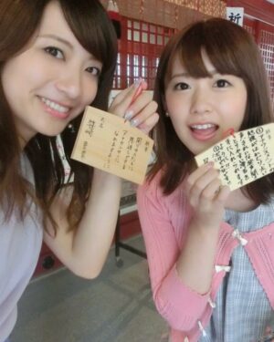 Risa Ozaki Instagram - 大学4年生の頃📷
入社前に、福岡まで笹崎が遊びに来てくれたことがありました☺️太宰府天満宮で絵馬に思いを込めて、その次の春には東京へ✈️
入社式の内容は、緊張でほとんど何も覚えていないけれど、その日１日、ずっと胸がドキドキして止まなかったことだけは色濃く覚えています🌼

今日が新しい日々のスタートだった皆さま、
お疲れ様でした！
.
#就職前の📷
#絵馬に願いが溢れてる
#①って
#あと何個書くつもりだったの笑
#今も昔も　#隣は笹崎です🍀