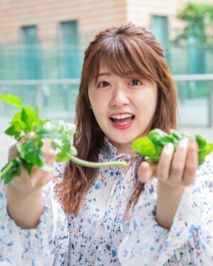 Risa Ozaki Instagram - ＃バゲットガーデン
トマト、すくすく成長中🌿
背丈が少しずつ伸びていたり、いつの間にか実が出来ていたり・・
定点カメラでおさえていたら物凄い変化なんじゃ！？と驚かされるほど、成長が目に見えます😳

今日はトマトの脇芽を切りました✂️
トマトの実を大きくするにはこの作業がめちゃくちゃ大事なんだとか・・🤔
2枚目は、右手に脇芽、左手にバジル（食べる用笑）
バジルはカプレーゼに。ドヤ顔で食卓に出しました！笑

また新しいお野菜を植えたので、OAに合わせてまたご報告します〜！！
.
#バゲットガーデン
#ミニトマトのお世話🍅
#実が赤くなる日が待ち遠しい！