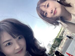Risa Ozaki Instagram - 復職祝いにと、
みうらさんがランチに連れて行ってくれました！
その帰り道、
この日は秋晴れが気持ちよくて、外で写真を撮ろう！！
せっかくなら青空と一緒にとろう！！と頑張ってみたら、
こんな感じに。
なかなか、難しいものですね！！

お休み中も、何度か忙しい合間をぬって、
息子と私に会いに来ては元気をたくさん分けてくれた
みうらさん。
スペアリブを頬張る姿は永久保存です📷✨

.
#みうらさんとの記録
#息子は甘えまくっていた　
#そしてひたすら遊んでくれた
#ありがたき時間です😌