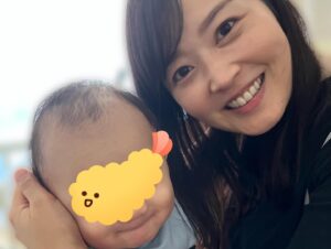 Risa Ozaki Instagram - 復職祝いにと、
みうらさんがランチに連れて行ってくれました！
その帰り道、
この日は秋晴れが気持ちよくて、外で写真を撮ろう！！
せっかくなら青空と一緒にとろう！！と頑張ってみたら、
こんな感じに。
なかなか、難しいものですね！！

お休み中も、何度か忙しい合間をぬって、
息子と私に会いに来ては元気をたくさん分けてくれた
みうらさん。
スペアリブを頬張る姿は永久保存です📷✨

.
#みうらさんとの記録
#息子は甘えまくっていた　
#そしてひたすら遊んでくれた
#ありがたき時間です😌