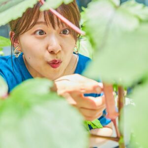 Risa Ozaki Instagram - 最近の百面相😲😚😃
（実際は三面相）

バゲットガーデン、
トマトもオクラも、強い日差しと虫からダメージを受けながらも、必死に生き抜く姿に元気をもらっています🌼

#赤丸オクラがすくすく育ち
#ガーデン尾崎嬉しい限り
#そろそろ秋野菜の準備をするみたいです
#なにを植えようかなぁ🤔💭