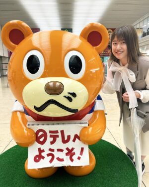 Risa Ozaki Instagram - お久しぶりです。
涼しい時間帯も増えてきて、過ごしやすくなりましたね☺️秋を感じつつあります🍂

そんな中、仕事復帰しました！
1年間お休みを頂いている間に、出産し、育児し、毎日必死すぎて一瞬で過ぎ去ったような気がしていましたが、
いざ出社してみると社内のあらゆるシステムが変わっていて浦島太郎状態…

想像以上の緊張感に包まれる中、
部に入ると「おかえり！！」と、明るく迎え入れてくれた同僚たちの笑顔が、すごくすごく温かくて嬉しかった…！

息子と離れがたい気持ちはもちろんもちろん、ありますし、息子にとっても環境の変化に慣れるのはきっと大変なことだろうなと思います。色んな気持ちになりますが、
私たち家族にとってのベストの形を、これから模索していこうと思います！

これからまた、よろしくお願い致します。

.
#日本テレビ　#育休復帰　#復職
#新たな気持ちでがんばります
#撮影は安定の笹崎さん👩