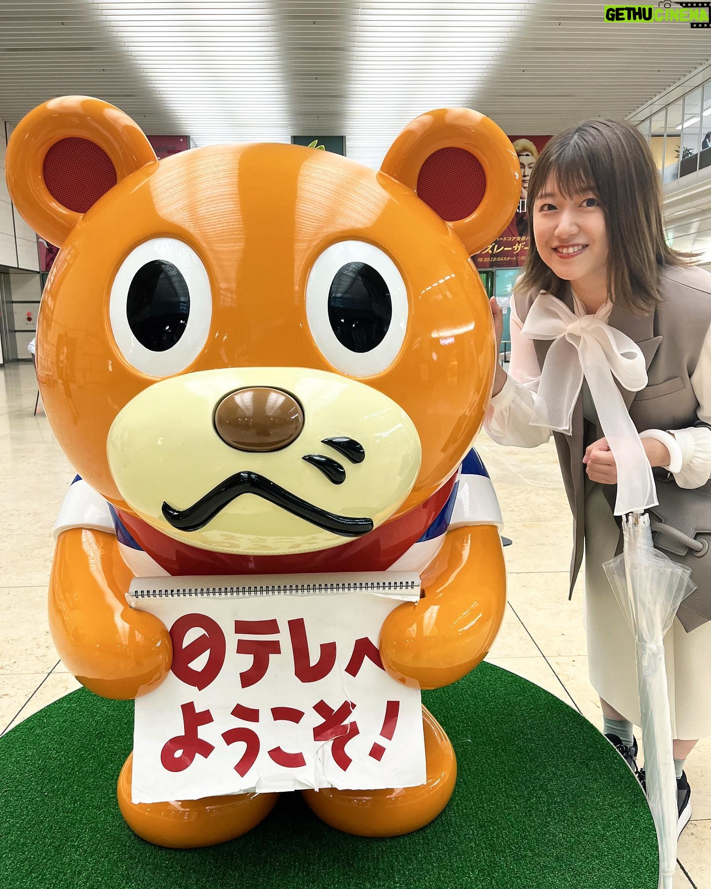 Risa Ozaki - 11K Likes - お久しぶりです。
涼しい時間帯も増えてきて、過ごしやすくなりましたね☺️秋を感じつつあります🍂
そんな中、仕事復帰しました!
1年間お休みを頂いている間に、出産し、育児し、毎日必死すぎて一瞬で過ぎ去ったような気がしていましたが、
いざ出社してみると社内のあらゆるシステムが変わっていて浦島太郎状態…
想像以上の緊張感に包まれる中、
部に入ると「おかえり!!」と、明るく迎え入れてくれた同僚たちの笑顔が、すごくすごく温かくて嬉しかった…!
息子と離れがたい気持ちはもちろんもちろん、ありますし、息子にとっても環境の変化に慣れるのはきっと大変なことだろうなと思います。色んな気持ちになりますが、
私たち家族にとってのベストの形を、これから模索していこうと思います!
これからまた、よろしくお願い致します。
.
#日本テレビ #育休復帰 #復職
#新たな気持ちでがんばります
#撮影は安定の笹崎さん👩