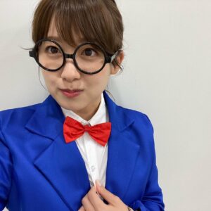 Risa Ozaki Instagram - 今夜のぐるナイで、ひさしぶりに名探偵オザキになりました！

だんだんひざ上の短パンもスカートもはかなくなったのに、コナン君だと喜んで着用しております笑
嬉し恥ずかし、でも至福😎🎀

.
#名探偵オザキ
#腕時計型麻酔銃
#予想以上にテレビで着用する機会があって
#麻酔銃も喜んでます😎笑
#3枚目は蚊にさされたところがかゆいの図　
#夏ですねぇ