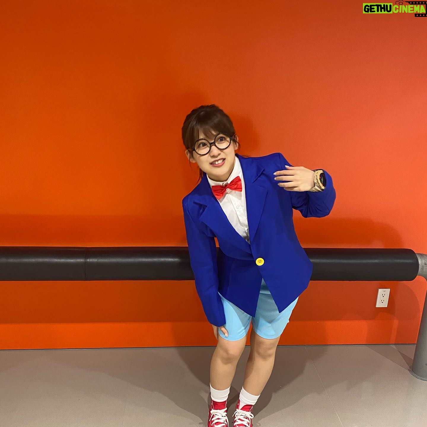 Risa Ozaki - 12.4K Likes - 今夜のぐるナイで、ひさしぶりに名探偵オザキになりました!
だんだんひざ上の短パンもスカートもはかなくなったのに、コナン君だと喜んで着用しております笑
嬉し恥ずかし、でも至福😎🎀
.
#名探偵オザキ
#腕時計型麻酔銃
#予想以上にテレビで着用する機会があって
#麻酔銃も喜んでます😎笑
#3枚目は蚊にさされたところがかゆいの図
#夏ですねぇ