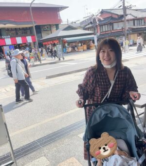 Risa Ozaki Instagram - お久しぶりです😌
会社と保育園の往復の日々に奮闘していたら、
気づけば3ヶ月ぶりの更新です。笑

少し前に観た、
劇場版名探偵コナン「迷宮の十字路」の影響で、
どうしても春の京都に行きたくなり、
先日重い腰を上げて家族で行ってきました！

今年は桜は遅咲きだったので、
この日の桜はちらほら…でしたが、桜探しをしながら京都を練り歩くのも楽しかった😌枝垂れ桜、発見しました🌸

関西にいるお友達とも合流し、月齢の近い子ども同士
遊ばせられたことも嬉しかったことの１つ。

走り回って、両手でボールをびゅんびゅん投げる息子を見て、1年前の今はこんな姿想像出来ていなかったなぁ、
としみじみ感じるのでした。成長は早いですねぇ…😌

.
#京都旅行　#桜　#京都　#息子  #1歳3ヶ月
#春の空気は温かくて美味しいなぁ
#お花見したいなぁ　#🍡