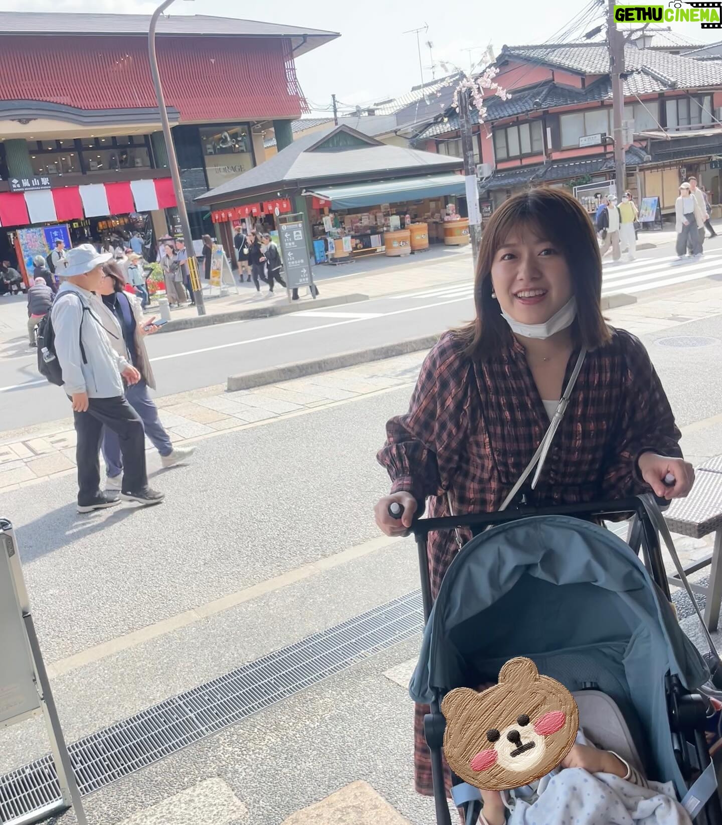 Risa Ozaki - 11.7K Likes - お久しぶりです😌
会社と保育園の往復の日々に奮闘していたら、
気づけば3ヶ月ぶりの更新です。笑
少し前に観た、
劇場版名探偵コナン「迷宮の十字路」の影響で、
どうしても春の京都に行きたくなり、
先日重い腰を上げて家族で行ってきました!
今年は桜は遅咲きだったので、
この日の桜はちらほら…でしたが、桜探しをしながら京都を練り歩くのも楽しかった😌枝垂れ桜、発見しました🌸
関西にいるお友達とも合流し、月齢の近い子ども同士
遊ばせられたことも嬉しかったことの1つ。
走り回って、両手でボールをびゅんびゅん投げる息子を見て、1年前の今はこんな姿想像出来ていなかったなぁ、
としみじみ感じるのでした。成長は早いですねぇ…😌
.
#京都旅行 #桜 #京都 #息子 #1歳3ヶ月
#春の空気は温かくて美味しいなぁ
#お花見したいなぁ #🍡
