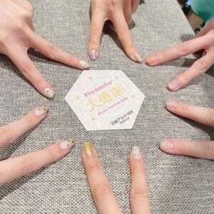 Risa Taneda Instagram - 💐

２０２２年、５月８日

この日は私にとって
一生忘れられない１日になりました。

約９年間大切にしてきた
きんいろの思い出達を胸に迎えた、卒業ライブ…

「Rhodanthe* Music Festival 2022 大感謝!!」

無事に走りきりました！！

ご来場くださった皆様、
配信で応援してくださった皆様、
そしてこれから観るよという皆様、

みんなみんなに、大感謝！！！！！🎊

ゴールデンウィークという多忙な時期に
数あるイベントの中からＲｈｏｄａｎｔｈｅ＊を選んで
最後まで応援してくださって、
本当にありがとうございました✨

「きんいろモザイク」という作品から生まれたユニット、Ｒｈｏｄａｎｔｈｅ＊。

人を笑顔にする天才＆我らの自慢のリーダー、西明日香

天使のような声と巧みな英語力の秀才、田中真奈美

優しさと歌のうまさと包容力の底なし沼、内山夕実

しっかり者の末っ子歌姫、努力家で赤ちゃんの、東山奈央

抜群のスタイルと天然ボケ、物わかりの良さNo.1の諏訪彩花

そして私、種田梨沙

こんな６人（全員Ａ型）で構成された愉快なユニットでした！

仕事の延長線で生まれたユニットではありますが
９ 年という長い年月の中で、気づけば家族と同じぐらい、
もしくはそれ以上の絆で結ばれた最高の親友になっていました。

音楽活動は……
ほとんどしてなかったんですけど(笑)

プライベートで関わることが多かったこのメンバーだったからこそ
４０曲を軽く超え４時間にもおよぶラストライブを
無事に終えることができたんだなと思っています。

もちろん、
大好きなのはメンバーだけではありません！

原作完結したあとに
アニメも完結まで演じる機会をいただけて
さらには声優ユニットとして解散の場まで
設けてもらえるのは、本当に有難いことです。

原悠衣先生が
きんいろモザイクを生みだしてくれたから

アニメ制作に関わった全てのスタッフ様が最後まで頑張ってくださったから

Ｒｈｏｄａｎｔｈｅ＊というユニットを生み出し
素敵な音楽の花束を私達に与えてくれた音楽チームの皆様がいたから

ライブを支えてくれたバンドメンバーの皆さん
全楽曲を管理し誰よりも多忙だったマニピュレーターさん
現場で作業をし続けてくれたライブスタッフの皆さんが
私たち以上に頑張って協力してくれたから…

そして、

きんいろモザイクを愛し
応援し続けてくれたファンの皆様がいたからこそ
全て叶えられたんだと心から思っています！

ライブに出演はしていないけど、
TVアニメから劇場版まで出演してくださった声優の皆様も
もちろん私達にとって大切な存在です。

今回のライブを通して、
きんいろモザイクには直接関わりがない声優のお友達まで
応援のメッセージをくれたりライブにかけつけてくれて

なんだか映画の最後で援軍が来てくれたみたいな…
そんな胸熱な感覚になりました😭

みなさん、
一緒に卒業式を迎えてくださり
本当にありがとうございました！！！

みんなの最高に楽しそうな笑顔と共に
最後を迎えられて、本当に嬉しかったです。

顔馴染みの古参のみんな…
元気にジャンピングしてくれてありがとう…笑

今回はじめてＲｈｏｄａｎｔｈｅ＊を見てくれたみんな、
よくぞ選んでくれました、一生誇りに思ってください！

そして
「きんいろモザイク」を愛し続けてきた皆さま、
そのキラキラした優しい気持ちを
どうかこの先も大切にしてくださいね！

皆さんが愛し続ければ
きんモザのキャラクター達の日常は
心のなかでずっとずっと続いていくんですから！

（心のアンテナは会場に置いてきてしまいましたけど…）

Ｒｈｏｄａｎｔｈｅ＊というユニットがこの世界に存在したこと
どうか一生忘れないでいてください。

忘れちゃったとしても
心のどこか片隅に住まわせて下さい。

私たちも
皆さんがくださったあの最ッッ高の景色！

一生忘れません！！

最後にもっかい、これだけは言わせて！

皆さん本当に…

大感謝！！！！！！！

Ｒｈｏｄａｎｔｈｅ＊としての音楽活動はこれで完結ですが、
ファンクラブとラジオは６月末まで続きます。

そして、私たちメンバーの仲も、永遠に続いていくズッ友です♡

写真たくさんあるから、
ファンクラブのブログとあわせて
何回かＲｈｏｄａｎｔｈｅ＊の投稿していきますね♪

#もうちょっとだけ続くんじゃ
#ライブの配信は5月15日まで見れるよ
#インスタ１個目の投稿と
#インスタ１００個目の投稿は
#ろーだんせ
#にするって決めてたんだ
#rhodanthe＊
#西明日香
#田中真奈美
#種田梨沙
#内山夕実
#東山奈央
#諏訪彩花
#みんなありがとう
#大好きだよ