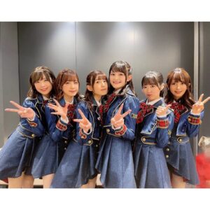 Risa Taneda Instagram - 💐

２０２２年、５月８日

この日は私にとって
一生忘れられない１日になりました。

約９年間大切にしてきた
きんいろの思い出達を胸に迎えた、卒業ライブ…

「Rhodanthe* Music Festival 2022 大感謝!!」

無事に走りきりました！！

ご来場くださった皆様、
配信で応援してくださった皆様、
そしてこれから観るよという皆様、

みんなみんなに、大感謝！！！！！🎊

ゴールデンウィークという多忙な時期に
数あるイベントの中からＲｈｏｄａｎｔｈｅ＊を選んで
最後まで応援してくださって、
本当にありがとうございました✨

「きんいろモザイク」という作品から生まれたユニット、Ｒｈｏｄａｎｔｈｅ＊。

人を笑顔にする天才＆我らの自慢のリーダー、西明日香

天使のような声と巧みな英語力の秀才、田中真奈美

優しさと歌のうまさと包容力の底なし沼、内山夕実

しっかり者の末っ子歌姫、努力家で赤ちゃんの、東山奈央

抜群のスタイルと天然ボケ、物わかりの良さNo.1の諏訪彩花

そして私、種田梨沙

こんな６人（全員Ａ型）で構成された愉快なユニットでした！

仕事の延長線で生まれたユニットではありますが
９ 年という長い年月の中で、気づけば家族と同じぐらい、
もしくはそれ以上の絆で結ばれた最高の親友になっていました。

音楽活動は……
ほとんどしてなかったんですけど(笑)

プライベートで関わることが多かったこのメンバーだったからこそ
４０曲を軽く超え４時間にもおよぶラストライブを
無事に終えることができたんだなと思っています。

もちろん、
大好きなのはメンバーだけではありません！

原作完結したあとに
アニメも完結まで演じる機会をいただけて
さらには声優ユニットとして解散の場まで
設けてもらえるのは、本当に有難いことです。

原悠衣先生が
きんいろモザイクを生みだしてくれたから

アニメ制作に関わった全てのスタッフ様が最後まで頑張ってくださったから

Ｒｈｏｄａｎｔｈｅ＊というユニットを生み出し
素敵な音楽の花束を私達に与えてくれた音楽チームの皆様がいたから

ライブを支えてくれたバンドメンバーの皆さん
全楽曲を管理し誰よりも多忙だったマニピュレーターさん
現場で作業をし続けてくれたライブスタッフの皆さんが
私たち以上に頑張って協力してくれたから…

そして、

きんいろモザイクを愛し
応援し続けてくれたファンの皆様がいたからこそ
全て叶えられたんだと心から思っています！

ライブに出演はしていないけど、
TVアニメから劇場版まで出演してくださった声優の皆様も
もちろん私達にとって大切な存在です。

今回のライブを通して、
きんいろモザイクには直接関わりがない声優のお友達まで
応援のメッセージをくれたりライブにかけつけてくれて

なんだか映画の最後で援軍が来てくれたみたいな…
そんな胸熱な感覚になりました😭

みなさん、
一緒に卒業式を迎えてくださり
本当にありがとうございました！！！

みんなの最高に楽しそうな笑顔と共に
最後を迎えられて、本当に嬉しかったです。

顔馴染みの古参のみんな…
元気にジャンピングしてくれてありがとう…笑

今回はじめてＲｈｏｄａｎｔｈｅ＊を見てくれたみんな、
よくぞ選んでくれました、一生誇りに思ってください！

そして
「きんいろモザイク」を愛し続けてきた皆さま、
そのキラキラした優しい気持ちを
どうかこの先も大切にしてくださいね！

皆さんが愛し続ければ
きんモザのキャラクター達の日常は
心のなかでずっとずっと続いていくんですから！

（心のアンテナは会場に置いてきてしまいましたけど…）

Ｒｈｏｄａｎｔｈｅ＊というユニットがこの世界に存在したこと
どうか一生忘れないでいてください。

忘れちゃったとしても
心のどこか片隅に住まわせて下さい。

私たちも
皆さんがくださったあの最ッッ高の景色！

一生忘れません！！

最後にもっかい、これだけは言わせて！

皆さん本当に…

大感謝！！！！！！！

Ｒｈｏｄａｎｔｈｅ＊としての音楽活動はこれで完結ですが、
ファンクラブとラジオは６月末まで続きます。

そして、私たちメンバーの仲も、永遠に続いていくズッ友です♡

写真たくさんあるから、
ファンクラブのブログとあわせて
何回かＲｈｏｄａｎｔｈｅ＊の投稿していきますね♪

#もうちょっとだけ続くんじゃ
#ライブの配信は5月15日まで見れるよ
#インスタ１個目の投稿と
#インスタ１００個目の投稿は
#ろーだんせ
#にするって決めてたんだ
#rhodanthe＊
#西明日香
#田中真奈美
#種田梨沙
#内山夕実
#東山奈央
#諏訪彩花
#みんなありがとう
#大好きだよ