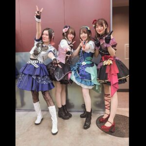 Risa Taneda Instagram - 🎤🎶

２月２５日に開催されたミリオンライブ！の
10thライブAct4の写真を…いまさら更新したいと思います（小声）

写真がたくさんあるので
今回はツーショとか複数人の写真をお届け！

まずはAct4のなかでも
出演曲が被らなかったメンバーたちと✨

なんと唯ちゃん＆戸田くんとはライブ共演自体が初で！
１０年の時をかけてついに共演できて感無量でした！

バタバタだったから
全員とは撮れなかったけど
お次はユニットや同じ曲を歌ったメンバーとの
ツーショ＆集合写真を少しずつ載せていきますね♪

#アイドルマスター
#ミリオンライブ！
#時をかけるインスタシリーズ