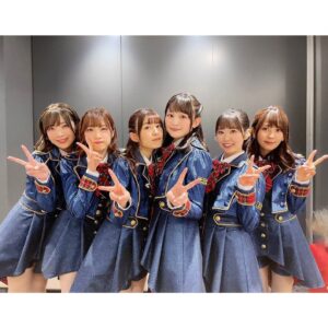 Risa Taneda Instagram - 💐

２０２２年、５月８日

この日は私にとって
一生忘れられない１日になりました。

約９年間大切にしてきた
きんいろの思い出達を胸に迎えた、卒業ライブ…

「Rhodanthe* Music Festival 2022 大感謝!!」

無事に走りきりました！！

ご来場くださった皆様、
配信で応援してくださった皆様、
そしてこれから観るよという皆様、

みんなみんなに、大感謝！！！！！🎊

ゴールデンウィークという多忙な時期に
数あるイベントの中からＲｈｏｄａｎｔｈｅ＊を選んで
最後まで応援してくださって、
本当にありがとうございました✨

「きんいろモザイク」という作品から生まれたユニット、Ｒｈｏｄａｎｔｈｅ＊。

人を笑顔にする天才＆我らの自慢のリーダー、西明日香

天使のような声と巧みな英語力の秀才、田中真奈美

優しさと歌のうまさと包容力の底なし沼、内山夕実

しっかり者の末っ子歌姫、努力家で赤ちゃんの、東山奈央

抜群のスタイルと天然ボケ、物わかりの良さNo.1の諏訪彩花

そして私、種田梨沙

こんな６人（全員Ａ型）で構成された愉快なユニットでした！

仕事の延長線で生まれたユニットではありますが
９ 年という長い年月の中で、気づけば家族と同じぐらい、
もしくはそれ以上の絆で結ばれた最高の親友になっていました。

音楽活動は……
ほとんどしてなかったんですけど(笑)

プライベートで関わることが多かったこのメンバーだったからこそ
４０曲を軽く超え４時間にもおよぶラストライブを
無事に終えることができたんだなと思っています。

もちろん、
大好きなのはメンバーだけではありません！

原作完結したあとに
アニメも完結まで演じる機会をいただけて
さらには声優ユニットとして解散の場まで
設けてもらえるのは、本当に有難いことです。

原悠衣先生が
きんいろモザイクを生みだしてくれたから

アニメ制作に関わった全てのスタッフ様が最後まで頑張ってくださったから

Ｒｈｏｄａｎｔｈｅ＊というユニットを生み出し
素敵な音楽の花束を私達に与えてくれた音楽チームの皆様がいたから

ライブを支えてくれたバンドメンバーの皆さん
全楽曲を管理し誰よりも多忙だったマニピュレーターさん
現場で作業をし続けてくれたライブスタッフの皆さんが
私たち以上に頑張って協力してくれたから…

そして、

きんいろモザイクを愛し
応援し続けてくれたファンの皆様がいたからこそ
全て叶えられたんだと心から思っています！

ライブに出演はしていないけど、
TVアニメから劇場版まで出演してくださった声優の皆様も
もちろん私達にとって大切な存在です。

今回のライブを通して、
きんいろモザイクには直接関わりがない声優のお友達まで
応援のメッセージをくれたりライブにかけつけてくれて

なんだか映画の最後で援軍が来てくれたみたいな…
そんな胸熱な感覚になりました😭

みなさん、
一緒に卒業式を迎えてくださり
本当にありがとうございました！！！

みんなの最高に楽しそうな笑顔と共に
最後を迎えられて、本当に嬉しかったです。

顔馴染みの古参のみんな…
元気にジャンピングしてくれてありがとう…笑

今回はじめてＲｈｏｄａｎｔｈｅ＊を見てくれたみんな、
よくぞ選んでくれました、一生誇りに思ってください！

そして
「きんいろモザイク」を愛し続けてきた皆さま、
そのキラキラした優しい気持ちを
どうかこの先も大切にしてくださいね！

皆さんが愛し続ければ
きんモザのキャラクター達の日常は
心のなかでずっとずっと続いていくんですから！

（心のアンテナは会場に置いてきてしまいましたけど…）

Ｒｈｏｄａｎｔｈｅ＊というユニットがこの世界に存在したこと
どうか一生忘れないでいてください。

忘れちゃったとしても
心のどこか片隅に住まわせて下さい。

私たちも
皆さんがくださったあの最ッッ高の景色！

一生忘れません！！

最後にもっかい、これだけは言わせて！

皆さん本当に…

大感謝！！！！！！！

Ｒｈｏｄａｎｔｈｅ＊としての音楽活動はこれで完結ですが、
ファンクラブとラジオは６月末まで続きます。

そして、私たちメンバーの仲も、永遠に続いていくズッ友です♡

写真たくさんあるから、
ファンクラブのブログとあわせて
何回かＲｈｏｄａｎｔｈｅ＊の投稿していきますね♪

#もうちょっとだけ続くんじゃ
#ライブの配信は5月15日まで見れるよ
#インスタ１個目の投稿と
#インスタ１００個目の投稿は
#ろーだんせ
#にするって決めてたんだ
#rhodanthe＊
#西明日香
#田中真奈美
#種田梨沙
#内山夕実
#東山奈央
#諏訪彩花
#みんなありがとう
#大好きだよ