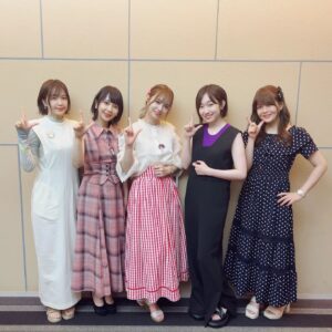 Risa Taneda Instagram - ✨🎥🎬

「アイドルマスター　ミリオンライブ！」
ついに、第１幕の劇場先行上映が始まりましたね！
今回、この５人で舞台挨拶をさせていただきました✨

皆さんはもう先行上映、見てくれましたか？

色々な想いを胸に、
劇場に足を運んでくださっていると思いますが
まずはまっさらな気持ちで！純粋に楽しんでいただけたら嬉しいです！

TVアニメでも見れちゃうけど、
やっぱり映画館の音響でも楽しみたいから
私もこれから何度も劇場に足を運ぼうと思います♡

初見ではあのシーンで泣いたけど、
２回目以降はまた違うところで泣いちゃうかも…？
もう第二幕が待ちきれないよー！😭

アイドルたちの輝きをお見逃しなく！！

#山崎はるか
#田所あずさ
#中村温姫
#諏訪彩花
#種田梨沙
#アイドルマスター
#ミリオンライブ