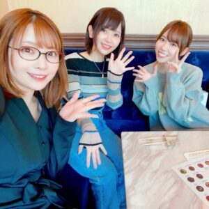 Risa Taneda Instagram - 🍰🫖

ゆみりさでもお話しした通り
先日、伊達ちゃんと夕実ちゃんと３人で
念願のお茶会に行ってまいりましたよー！

伊達ちゃん夕実ちゃんの真ん中バースデーという事で
プレゼント交換したり色々語らったり…
初めてのメンバーでしたがとっても楽しかったです✨

本当にしっかりした後輩ちゃんたちが多くて
いつも頼もしくて有難うねえ…ってなってる私です笑
伊達ちゃんも本当に頼もしくて可愛くて癒されっぱなしでした！！

写真はオシャレカフェで夕実ちゃんが撮ってくれたよ！
いつも良い感じに写真撮ってくれてありがとう♡

夕実ちゃんの良い感じの写真は、
別の日に私が撮った内山夕実（宣材風）を貼っておきます📷

#内山夕実
#伊達さゆり
#種田梨沙