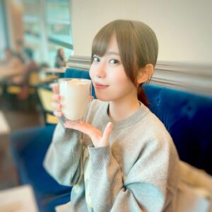 Risa Taneda Instagram - 🍰🫖

ゆみりさでもお話しした通り
先日、伊達ちゃんと夕実ちゃんと３人で
念願のお茶会に行ってまいりましたよー！

伊達ちゃん夕実ちゃんの真ん中バースデーという事で
プレゼント交換したり色々語らったり…
初めてのメンバーでしたがとっても楽しかったです✨

本当にしっかりした後輩ちゃんたちが多くて
いつも頼もしくて有難うねえ…ってなってる私です笑
伊達ちゃんも本当に頼もしくて可愛くて癒されっぱなしでした！！

写真はオシャレカフェで夕実ちゃんが撮ってくれたよ！
いつも良い感じに写真撮ってくれてありがとう♡

夕実ちゃんの良い感じの写真は、
別の日に私が撮った内山夕実（宣材風）を貼っておきます📷

#内山夕実
#伊達さゆり
#種田梨沙