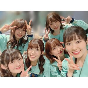 Risa Taneda Instagram - 💐

２０２２年、５月８日

この日は私にとって
一生忘れられない１日になりました。

約９年間大切にしてきた
きんいろの思い出達を胸に迎えた、卒業ライブ…

「Rhodanthe* Music Festival 2022 大感謝!!」

無事に走りきりました！！

ご来場くださった皆様、
配信で応援してくださった皆様、
そしてこれから観るよという皆様、

みんなみんなに、大感謝！！！！！🎊

ゴールデンウィークという多忙な時期に
数あるイベントの中からＲｈｏｄａｎｔｈｅ＊を選んで
最後まで応援してくださって、
本当にありがとうございました✨

「きんいろモザイク」という作品から生まれたユニット、Ｒｈｏｄａｎｔｈｅ＊。

人を笑顔にする天才＆我らの自慢のリーダー、西明日香

天使のような声と巧みな英語力の秀才、田中真奈美

優しさと歌のうまさと包容力の底なし沼、内山夕実

しっかり者の末っ子歌姫、努力家で赤ちゃんの、東山奈央

抜群のスタイルと天然ボケ、物わかりの良さNo.1の諏訪彩花

そして私、種田梨沙

こんな６人（全員Ａ型）で構成された愉快なユニットでした！

仕事の延長線で生まれたユニットではありますが
９ 年という長い年月の中で、気づけば家族と同じぐらい、
もしくはそれ以上の絆で結ばれた最高の親友になっていました。

音楽活動は……
ほとんどしてなかったんですけど(笑)

プライベートで関わることが多かったこのメンバーだったからこそ
４０曲を軽く超え４時間にもおよぶラストライブを
無事に終えることができたんだなと思っています。

もちろん、
大好きなのはメンバーだけではありません！

原作完結したあとに
アニメも完結まで演じる機会をいただけて
さらには声優ユニットとして解散の場まで
設けてもらえるのは、本当に有難いことです。

原悠衣先生が
きんいろモザイクを生みだしてくれたから

アニメ制作に関わった全てのスタッフ様が最後まで頑張ってくださったから

Ｒｈｏｄａｎｔｈｅ＊というユニットを生み出し
素敵な音楽の花束を私達に与えてくれた音楽チームの皆様がいたから

ライブを支えてくれたバンドメンバーの皆さん
全楽曲を管理し誰よりも多忙だったマニピュレーターさん
現場で作業をし続けてくれたライブスタッフの皆さんが
私たち以上に頑張って協力してくれたから…

そして、

きんいろモザイクを愛し
応援し続けてくれたファンの皆様がいたからこそ
全て叶えられたんだと心から思っています！

ライブに出演はしていないけど、
TVアニメから劇場版まで出演してくださった声優の皆様も
もちろん私達にとって大切な存在です。

今回のライブを通して、
きんいろモザイクには直接関わりがない声優のお友達まで
応援のメッセージをくれたりライブにかけつけてくれて

なんだか映画の最後で援軍が来てくれたみたいな…
そんな胸熱な感覚になりました😭

みなさん、
一緒に卒業式を迎えてくださり
本当にありがとうございました！！！

みんなの最高に楽しそうな笑顔と共に
最後を迎えられて、本当に嬉しかったです。

顔馴染みの古参のみんな…
元気にジャンピングしてくれてありがとう…笑

今回はじめてＲｈｏｄａｎｔｈｅ＊を見てくれたみんな、
よくぞ選んでくれました、一生誇りに思ってください！

そして
「きんいろモザイク」を愛し続けてきた皆さま、
そのキラキラした優しい気持ちを
どうかこの先も大切にしてくださいね！

皆さんが愛し続ければ
きんモザのキャラクター達の日常は
心のなかでずっとずっと続いていくんですから！

（心のアンテナは会場に置いてきてしまいましたけど…）

Ｒｈｏｄａｎｔｈｅ＊というユニットがこの世界に存在したこと
どうか一生忘れないでいてください。

忘れちゃったとしても
心のどこか片隅に住まわせて下さい。

私たちも
皆さんがくださったあの最ッッ高の景色！

一生忘れません！！

最後にもっかい、これだけは言わせて！

皆さん本当に…

大感謝！！！！！！！

Ｒｈｏｄａｎｔｈｅ＊としての音楽活動はこれで完結ですが、
ファンクラブとラジオは６月末まで続きます。

そして、私たちメンバーの仲も、永遠に続いていくズッ友です♡

写真たくさんあるから、
ファンクラブのブログとあわせて
何回かＲｈｏｄａｎｔｈｅ＊の投稿していきますね♪

#もうちょっとだけ続くんじゃ
#ライブの配信は5月15日まで見れるよ
#インスタ１個目の投稿と
#インスタ１００個目の投稿は
#ろーだんせ
#にするって決めてたんだ
#rhodanthe＊
#西明日香
#田中真奈美
#種田梨沙
#内山夕実
#東山奈央
#諏訪彩花
#みんなありがとう
#大好きだよ