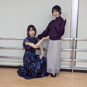 Risa Taneda Instagram - ☕️🍰🎙️✨

「Salon de Tanedaへようこそ♪秋のティーパーティー2023」
ご来場＆ご視聴くださり有難うございました！

今回も素敵なゲスト様にお越しいただきました♪
昼の部はエーデお嬢様こと本渡楓ちゃん🍁
夜の部はナオお嬢様こと東山奈央ちゃん🐧

ヒルトンのアフタヌーンティーセットをつまみつつ
トーク中心で今回もお届けしました！

このラジオのイベントは何となく
ゆるーくまったりな感じなんだろうなと
勝手に思っていたのですが…

執事とお嬢様エチュードという
池袋にちなんだエチュードコーナーにより
その流れは吹き飛んでしまいました！笑

楓ちゃんとは９月のゆみりさのイベントでも
エチュードをやったのですが、その時とは
また違った笑いが起きていて楽しかったし
何よりエーデお嬢様の罵倒ゼリフが聞けて
会場全員が沸いていたのが面白かったです🤣

奈央ちゃんとのエチュードは、
Rhodanthe＊でプライベートでも
エチュードみたいなやり取りをしているので
息ぴったり…と思いきや、お題によるすれ違いが発生して
奈央ちゃんの新鮮な反応が見れてテンション上がりました！

ノリの良い民衆…ではなくお客様と
２人のおかげで最高に楽しい１日になりました！
本当にありがとうー！！

１１月４日の２３：５９まで
Streaming＋でアーカイブ視聴もできますので
気になる方はぜひお見逃しなく✨

ラジオ本編への感想メールもお待ちしています！

2人の本編ゲスト出演も確約したので
より深い趣味の話なんかができるのが
今からとても楽しみです♡

#本渡楓
#東山奈央
#種田梨沙
#たねちゃんねる