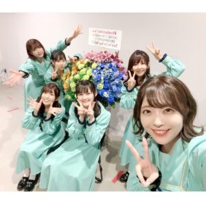 Risa Taneda Instagram - 💐

２０２２年、５月８日

この日は私にとって
一生忘れられない１日になりました。

約９年間大切にしてきた
きんいろの思い出達を胸に迎えた、卒業ライブ…

「Rhodanthe* Music Festival 2022 大感謝!!」

無事に走りきりました！！

ご来場くださった皆様、
配信で応援してくださった皆様、
そしてこれから観るよという皆様、

みんなみんなに、大感謝！！！！！🎊

ゴールデンウィークという多忙な時期に
数あるイベントの中からＲｈｏｄａｎｔｈｅ＊を選んで
最後まで応援してくださって、
本当にありがとうございました✨

「きんいろモザイク」という作品から生まれたユニット、Ｒｈｏｄａｎｔｈｅ＊。

人を笑顔にする天才＆我らの自慢のリーダー、西明日香

天使のような声と巧みな英語力の秀才、田中真奈美

優しさと歌のうまさと包容力の底なし沼、内山夕実

しっかり者の末っ子歌姫、努力家で赤ちゃんの、東山奈央

抜群のスタイルと天然ボケ、物わかりの良さNo.1の諏訪彩花

そして私、種田梨沙

こんな６人（全員Ａ型）で構成された愉快なユニットでした！

仕事の延長線で生まれたユニットではありますが
９ 年という長い年月の中で、気づけば家族と同じぐらい、
もしくはそれ以上の絆で結ばれた最高の親友になっていました。

音楽活動は……
ほとんどしてなかったんですけど(笑)

プライベートで関わることが多かったこのメンバーだったからこそ
４０曲を軽く超え４時間にもおよぶラストライブを
無事に終えることができたんだなと思っています。

もちろん、
大好きなのはメンバーだけではありません！

原作完結したあとに
アニメも完結まで演じる機会をいただけて
さらには声優ユニットとして解散の場まで
設けてもらえるのは、本当に有難いことです。

原悠衣先生が
きんいろモザイクを生みだしてくれたから

アニメ制作に関わった全てのスタッフ様が最後まで頑張ってくださったから

Ｒｈｏｄａｎｔｈｅ＊というユニットを生み出し
素敵な音楽の花束を私達に与えてくれた音楽チームの皆様がいたから

ライブを支えてくれたバンドメンバーの皆さん
全楽曲を管理し誰よりも多忙だったマニピュレーターさん
現場で作業をし続けてくれたライブスタッフの皆さんが
私たち以上に頑張って協力してくれたから…

そして、

きんいろモザイクを愛し
応援し続けてくれたファンの皆様がいたからこそ
全て叶えられたんだと心から思っています！

ライブに出演はしていないけど、
TVアニメから劇場版まで出演してくださった声優の皆様も
もちろん私達にとって大切な存在です。

今回のライブを通して、
きんいろモザイクには直接関わりがない声優のお友達まで
応援のメッセージをくれたりライブにかけつけてくれて

なんだか映画の最後で援軍が来てくれたみたいな…
そんな胸熱な感覚になりました😭

みなさん、
一緒に卒業式を迎えてくださり
本当にありがとうございました！！！

みんなの最高に楽しそうな笑顔と共に
最後を迎えられて、本当に嬉しかったです。

顔馴染みの古参のみんな…
元気にジャンピングしてくれてありがとう…笑

今回はじめてＲｈｏｄａｎｔｈｅ＊を見てくれたみんな、
よくぞ選んでくれました、一生誇りに思ってください！

そして
「きんいろモザイク」を愛し続けてきた皆さま、
そのキラキラした優しい気持ちを
どうかこの先も大切にしてくださいね！

皆さんが愛し続ければ
きんモザのキャラクター達の日常は
心のなかでずっとずっと続いていくんですから！

（心のアンテナは会場に置いてきてしまいましたけど…）

Ｒｈｏｄａｎｔｈｅ＊というユニットがこの世界に存在したこと
どうか一生忘れないでいてください。

忘れちゃったとしても
心のどこか片隅に住まわせて下さい。

私たちも
皆さんがくださったあの最ッッ高の景色！

一生忘れません！！

最後にもっかい、これだけは言わせて！

皆さん本当に…

大感謝！！！！！！！

Ｒｈｏｄａｎｔｈｅ＊としての音楽活動はこれで完結ですが、
ファンクラブとラジオは６月末まで続きます。

そして、私たちメンバーの仲も、永遠に続いていくズッ友です♡

写真たくさんあるから、
ファンクラブのブログとあわせて
何回かＲｈｏｄａｎｔｈｅ＊の投稿していきますね♪

#もうちょっとだけ続くんじゃ
#ライブの配信は5月15日まで見れるよ
#インスタ１個目の投稿と
#インスタ１００個目の投稿は
#ろーだんせ
#にするって決めてたんだ
#rhodanthe＊
#西明日香
#田中真奈美
#種田梨沙
#内山夕実
#東山奈央
#諏訪彩花
#みんなありがとう
#大好きだよ