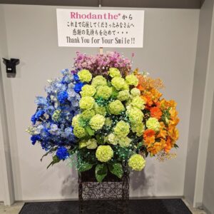 Risa Taneda Instagram - 💐

２０２２年、５月８日

この日は私にとって
一生忘れられない１日になりました。

約９年間大切にしてきた
きんいろの思い出達を胸に迎えた、卒業ライブ…

「Rhodanthe* Music Festival 2022 大感謝!!」

無事に走りきりました！！

ご来場くださった皆様、
配信で応援してくださった皆様、
そしてこれから観るよという皆様、

みんなみんなに、大感謝！！！！！🎊

ゴールデンウィークという多忙な時期に
数あるイベントの中からＲｈｏｄａｎｔｈｅ＊を選んで
最後まで応援してくださって、
本当にありがとうございました✨

「きんいろモザイク」という作品から生まれたユニット、Ｒｈｏｄａｎｔｈｅ＊。

人を笑顔にする天才＆我らの自慢のリーダー、西明日香

天使のような声と巧みな英語力の秀才、田中真奈美

優しさと歌のうまさと包容力の底なし沼、内山夕実

しっかり者の末っ子歌姫、努力家で赤ちゃんの、東山奈央

抜群のスタイルと天然ボケ、物わかりの良さNo.1の諏訪彩花

そして私、種田梨沙

こんな６人（全員Ａ型）で構成された愉快なユニットでした！

仕事の延長線で生まれたユニットではありますが
９ 年という長い年月の中で、気づけば家族と同じぐらい、
もしくはそれ以上の絆で結ばれた最高の親友になっていました。

音楽活動は……
ほとんどしてなかったんですけど(笑)

プライベートで関わることが多かったこのメンバーだったからこそ
４０曲を軽く超え４時間にもおよぶラストライブを
無事に終えることができたんだなと思っています。

もちろん、
大好きなのはメンバーだけではありません！

原作完結したあとに
アニメも完結まで演じる機会をいただけて
さらには声優ユニットとして解散の場まで
設けてもらえるのは、本当に有難いことです。

原悠衣先生が
きんいろモザイクを生みだしてくれたから

アニメ制作に関わった全てのスタッフ様が最後まで頑張ってくださったから

Ｒｈｏｄａｎｔｈｅ＊というユニットを生み出し
素敵な音楽の花束を私達に与えてくれた音楽チームの皆様がいたから

ライブを支えてくれたバンドメンバーの皆さん
全楽曲を管理し誰よりも多忙だったマニピュレーターさん
現場で作業をし続けてくれたライブスタッフの皆さんが
私たち以上に頑張って協力してくれたから…

そして、

きんいろモザイクを愛し
応援し続けてくれたファンの皆様がいたからこそ
全て叶えられたんだと心から思っています！

ライブに出演はしていないけど、
TVアニメから劇場版まで出演してくださった声優の皆様も
もちろん私達にとって大切な存在です。

今回のライブを通して、
きんいろモザイクには直接関わりがない声優のお友達まで
応援のメッセージをくれたりライブにかけつけてくれて

なんだか映画の最後で援軍が来てくれたみたいな…
そんな胸熱な感覚になりました😭

みなさん、
一緒に卒業式を迎えてくださり
本当にありがとうございました！！！

みんなの最高に楽しそうな笑顔と共に
最後を迎えられて、本当に嬉しかったです。

顔馴染みの古参のみんな…
元気にジャンピングしてくれてありがとう…笑

今回はじめてＲｈｏｄａｎｔｈｅ＊を見てくれたみんな、
よくぞ選んでくれました、一生誇りに思ってください！

そして
「きんいろモザイク」を愛し続けてきた皆さま、
そのキラキラした優しい気持ちを
どうかこの先も大切にしてくださいね！

皆さんが愛し続ければ
きんモザのキャラクター達の日常は
心のなかでずっとずっと続いていくんですから！

（心のアンテナは会場に置いてきてしまいましたけど…）

Ｒｈｏｄａｎｔｈｅ＊というユニットがこの世界に存在したこと
どうか一生忘れないでいてください。

忘れちゃったとしても
心のどこか片隅に住まわせて下さい。

私たちも
皆さんがくださったあの最ッッ高の景色！

一生忘れません！！

最後にもっかい、これだけは言わせて！

皆さん本当に…

大感謝！！！！！！！

Ｒｈｏｄａｎｔｈｅ＊としての音楽活動はこれで完結ですが、
ファンクラブとラジオは６月末まで続きます。

そして、私たちメンバーの仲も、永遠に続いていくズッ友です♡

写真たくさんあるから、
ファンクラブのブログとあわせて
何回かＲｈｏｄａｎｔｈｅ＊の投稿していきますね♪

#もうちょっとだけ続くんじゃ
#ライブの配信は5月15日まで見れるよ
#インスタ１個目の投稿と
#インスタ１００個目の投稿は
#ろーだんせ
#にするって決めてたんだ
#rhodanthe＊
#西明日香
#田中真奈美
#種田梨沙
#内山夕実
#東山奈央
#諏訪彩花
#みんなありがとう
#大好きだよ