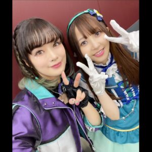Risa Taneda Instagram - 🎤🎶

２月２５日に開催されたミリオンライブ！の
10thライブAct4の写真を…いまさら更新したいと思います（小声）

写真がたくさんあるので
今回はツーショとか複数人の写真をお届け！

まずはAct4のなかでも
出演曲が被らなかったメンバーたちと✨

なんと唯ちゃん＆戸田くんとはライブ共演自体が初で！
１０年の時をかけてついに共演できて感無量でした！

バタバタだったから
全員とは撮れなかったけど
お次はユニットや同じ曲を歌ったメンバーとの
ツーショ＆集合写真を少しずつ載せていきますね♪

#アイドルマスター
#ミリオンライブ！
#時をかけるインスタシリーズ