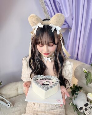 Risa Nakamura Instagram - LARME058本日発売です🩶

LARME×sugarnineの撮影の日、
いただいたかわいすぎる🎂♡