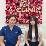 Risa Nakamura Instagram - 先日、はじめて @aclinic_shinjuku でAスレッドをしてきました！ 担当は吉川先生‍ @aclinic_yoshikawa 👩🏻‍⚕️ イメージと違う感じになったり、痛すぎたりしたらどうしようと思ってなかなか挑戦できずにいたのですが、輪郭の気になっていた部分がシュッとリフトアップして、理想通りで大満足🫶🏻 同時にエラボトもやっていただき食いしばり対策もしていただきました。 3枚目、施術直後で全く腫れてなくて、2日目もからも腫れてない..👏🏻 #aスレッド #糸リフト #aclinic #aclinic新宿 #aクリニック #エークリニック