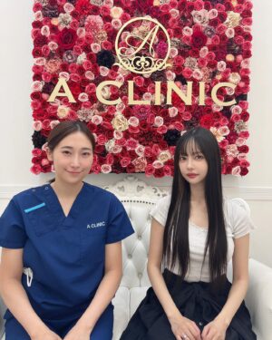 Risa Nakamura Instagram - 先日、はじめて @aclinic_shinjuku でAスレッドをしてきました！
担当は吉川先生‍ @aclinic_yoshikawa 👩🏻‍⚕️

イメージと違う感じになったり、痛すぎたりしたらどうしようと思ってなかなか挑戦できずにいたのですが、輪郭の気になっていた部分がシュッとリフトアップして、理想通りで大満足🫶🏻

同時にエラボトもやっていただき食いしばり対策もしていただきました。

3枚目、施術直後で全く腫れてなくて、2日目もからも腫れてない..👏🏻

#aスレッド #糸リフト #aclinic #aclinic新宿 #aクリニック #エークリニック