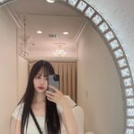 Risa Nakamura Instagram - 先日、はじめて @aclinic_shinjuku でAスレッドをしてきました！ 担当は吉川先生‍ @aclinic_yoshikawa 👩🏻‍⚕️ イメージと違う感じになったり、痛すぎたりしたらどうしようと思ってなかなか挑戦できずにいたのですが、輪郭の気になっていた部分がシュッとリフトアップして、理想通りで大満足🫶🏻 同時にエラボトもやっていただき食いしばり対策もしていただきました。 3枚目、施術直後で全く腫れてなくて、2日目もからも腫れてない..👏🏻 #aスレッド #糸リフト #aclinic #aclinic新宿 #aクリニック #エークリニック