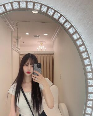 Risa Nakamura Instagram - 先日、はじめて @aclinic_shinjuku でAスレッドをしてきました！
担当は吉川先生‍ @aclinic_yoshikawa 👩🏻‍⚕️

イメージと違う感じになったり、痛すぎたりしたらどうしようと思ってなかなか挑戦できずにいたのですが、輪郭の気になっていた部分がシュッとリフトアップして、理想通りで大満足🫶🏻

同時にエラボトもやっていただき食いしばり対策もしていただきました。

3枚目、施術直後で全く腫れてなくて、2日目もからも腫れてない..👏🏻

#aスレッド #糸リフト #aclinic #aclinic新宿 #aクリニック #エークリニック