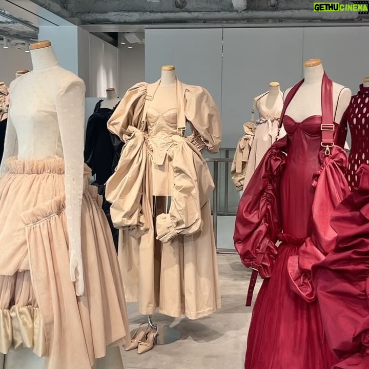Risa Nakamura Instagram - 展示会&POP UPの日🖤 @haengnae_official ではシルエットが綺麗すぎるドレスをオーダーしました。丈は短くなるらしいから普段使いできそう🐈⬛ @dichhenderson では着ているグレーのジャケットと、Tシャツを買いました✌︎ コレクションのシーズン、目が幸せ〜💭🪽