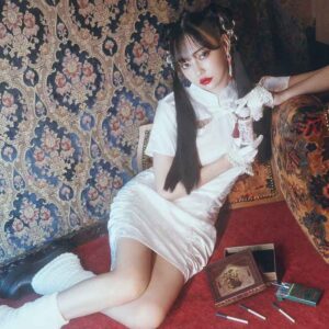 Risa Nakamura Instagram - Fatalitéのモデルをさせていただきました！
香り.ボトル.パッケージの細部へのとてつもないこだわりと愛を感じられるプロダクトに関われて嬉しいです。

10/31 10:00公式サイトで発売されるので、 @fatalite_fragrance のアカウントをチェックお願いします🎗️

【Fatalité 酒池肉林】

フィグの溶け込むような甘さから  恍惚と夢見心地になるような可憐な花々の香りが次々と花開き、  透き通る女性の肌へ噎せ返るほどに仕込まれた白粉を思わせるパウダリーノートが、  怪しくも翻弄されずにはいられない魔性性を感じさせる。 

理性をも崩落させるような、ひと時の甘く煌びやかな宴を想起させる香り👄
 トップノート：レモン、リーフグリーン、フィグ  ミドルノート：ジャスミン、ローズ、ミューゲ、ピオニー、フリージア  ラストノート：ムスク、パチョリ、パウダリーノート