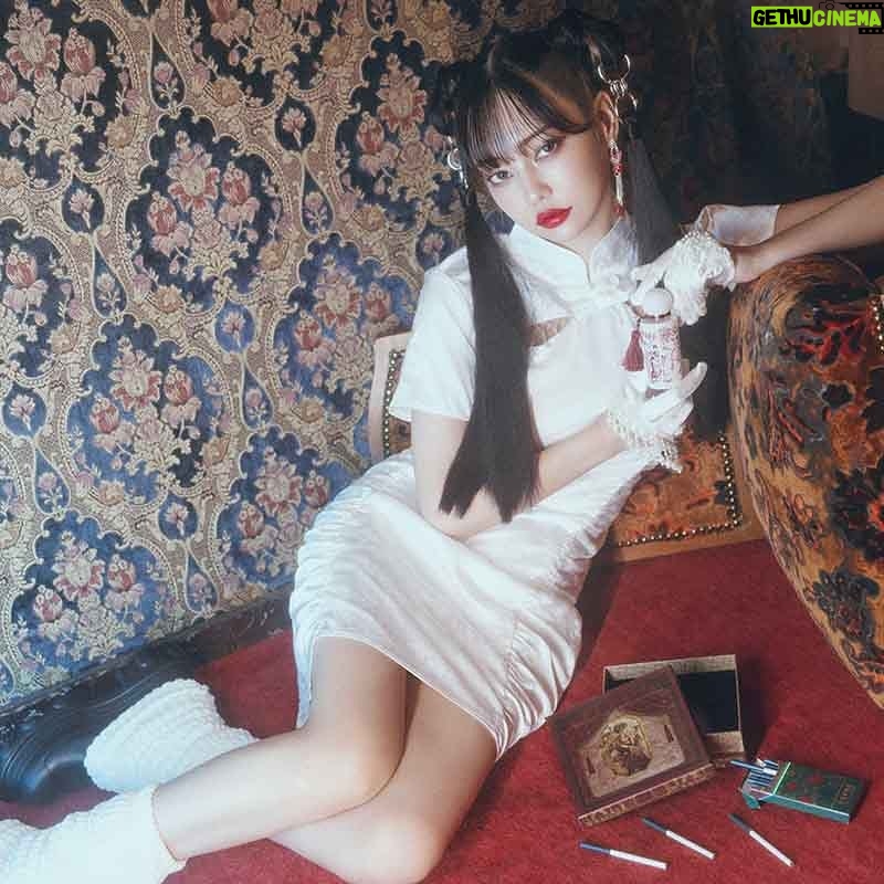 Risa Nakamura - 6.4K Likes - Fatalitéのモデルをさせていただきました!
香り.ボトル.パッケージの細部へのとてつもないこだわりと愛を感じられるプロダクトに関われて嬉しいです。
10/31 10:00公式サイトで発売されるので、 @fatalite_fragrance のアカウントをチェックお願いします🎗️
【Fatalité 酒池肉林】
フィグの溶け込むような甘さから
恍惚と夢見心地になるような可憐な花々の香りが次々と花開き、
透き通る女性の肌へ噎せ返るほどに仕込まれた白粉を思わせるパウダリーノートが、
怪しくも翻弄されずにはいられない魔性性を感じさせる。
理性をも崩落させるような、ひと時の甘く煌びやかな宴を想起させる香り👄
トップノート:レモン、リーフグリーン、フィグ
ミドルノート:ジャスミン、ローズ、ミューゲ、ピオニー、フリージア
ラストノート:ムスク、パチョリ、パウダリーノート