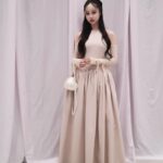 Risa Nakamura Instagram - @haengnae_official chapter.07 RUNWAY SHOW 香りのついたインビテーションが届いた時点からときめかせてくれて、空間のすべてがため息が出るほど美しく才能爆発💥なのに終わってすぐに会えたデザイナーの @anna___choi ちゃんが拍子抜けするくらい明るくて☄️ とんでもないパワーと素晴らしいチームでどこまで行くんだろう🛸と思わされたショーでした！