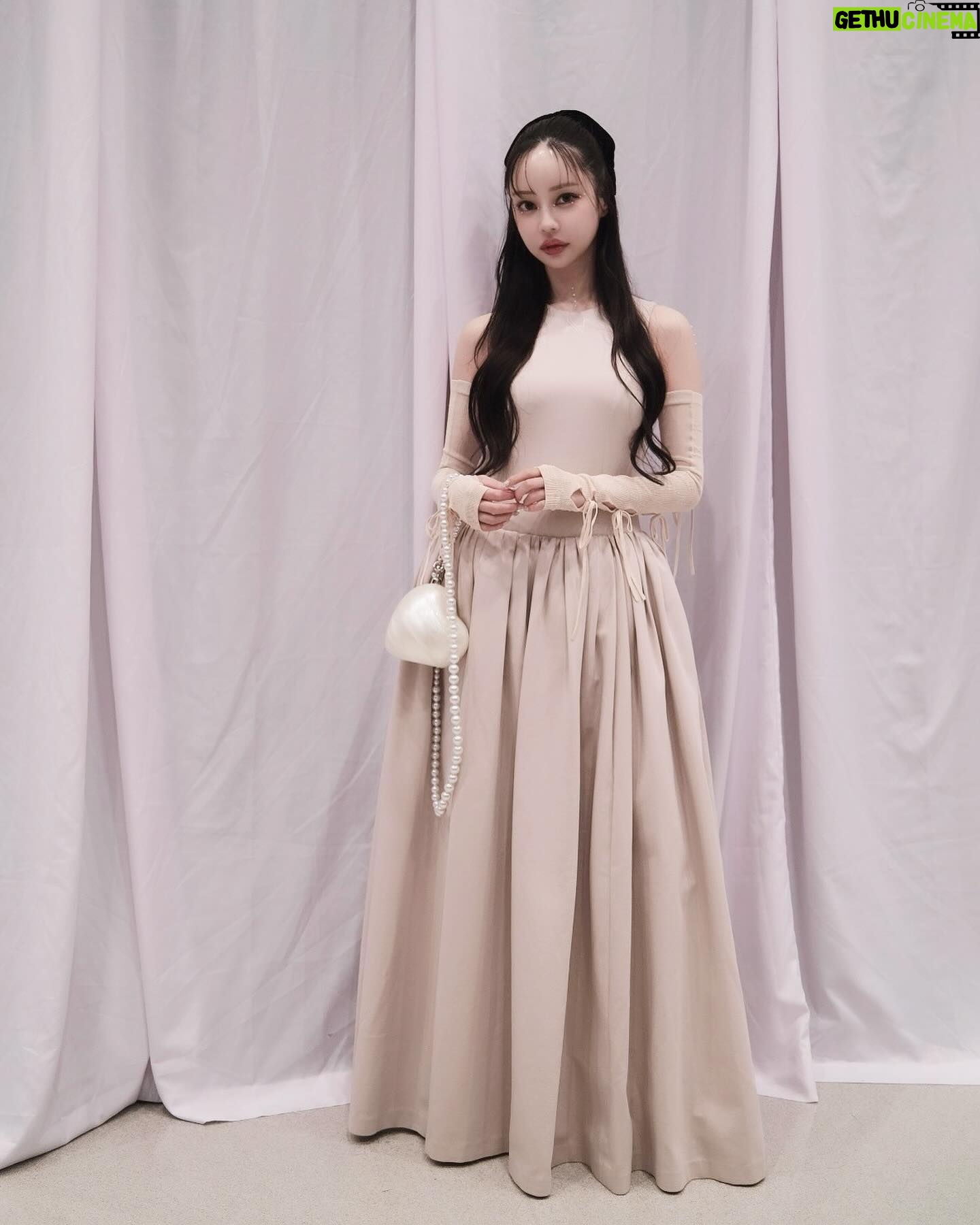 Risa Nakamura Instagram - @haengnae_official chapter.07 RUNWAY SHOW 香りのついたインビテーションが届いた時点からときめかせてくれて、空間のすべてがため息が出るほど美しく才能爆発💥なのに終わってすぐに会えたデザイナーの @anna___choi ちゃんが拍子抜けするくらい明るくて☄️ とんでもないパワーと素晴らしいチームでどこまで行くんだろう🛸と思わされたショーでした!