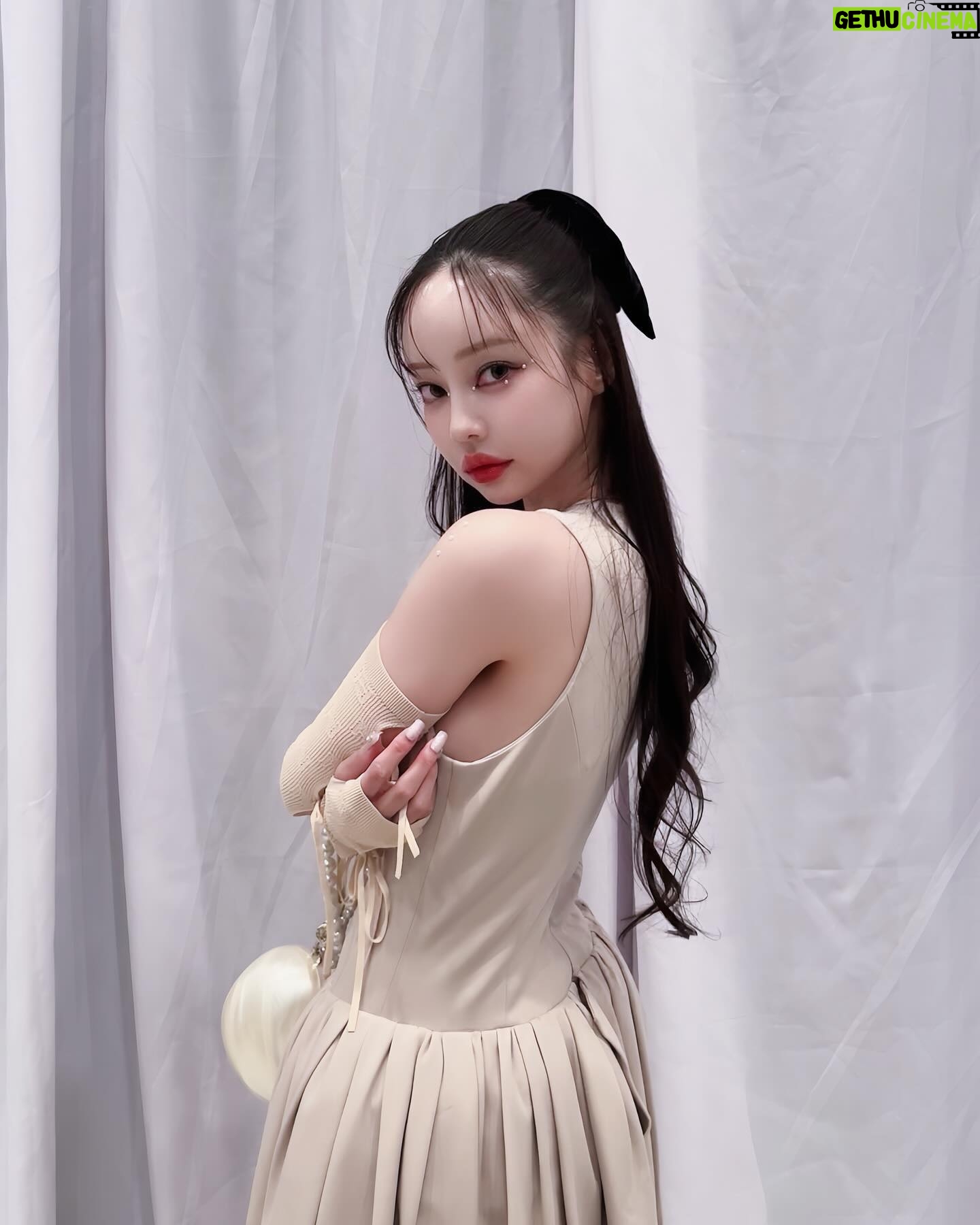 Risa Nakamura Instagram - @haengnae_official chapter.07 RUNWAY SHOW 香りのついたインビテーションが届いた時点からときめかせてくれて、空間のすべてがため息が出るほど美しく才能爆発💥なのに終わってすぐに会えたデザイナーの @anna___choi ちゃんが拍子抜けするくらい明るくて☄️ とんでもないパワーと素晴らしいチームでどこまで行くんだろう🛸と思わされたショーでした!