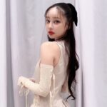 Risa Nakamura Instagram - @haengnae_official chapter.07 RUNWAY SHOW 香りのついたインビテーションが届いた時点からときめかせてくれて、空間のすべてがため息が出るほど美しく才能爆発💥なのに終わってすぐに会えたデザイナーの @anna___choi ちゃんが拍子抜けするくらい明るくて☄️ とんでもないパワーと素晴らしいチームでどこまで行くんだろう🛸と思わされたショーでした！