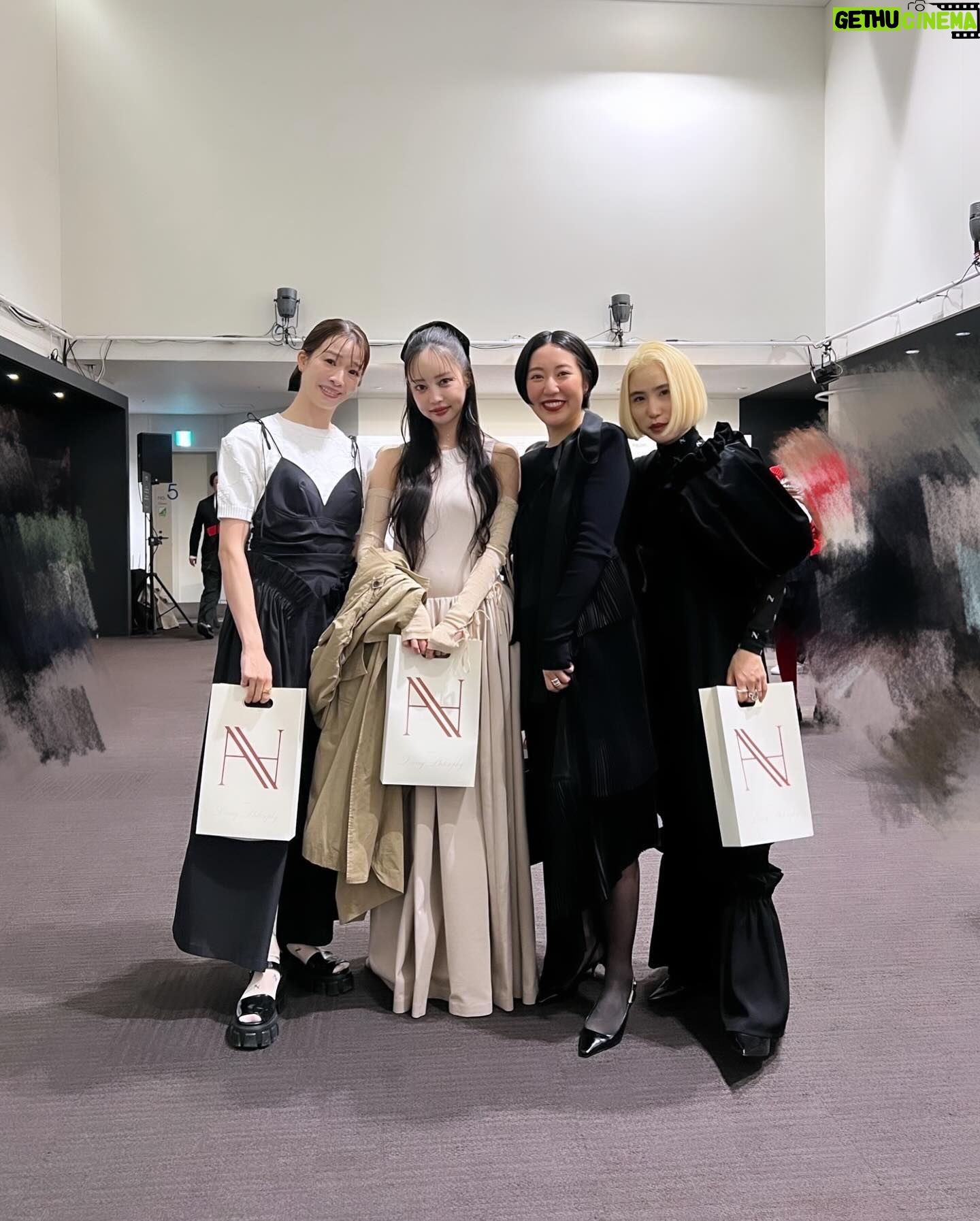 Risa Nakamura Instagram - @haengnae_official chapter.07 RUNWAY SHOW 香りのついたインビテーションが届いた時点からときめかせてくれて、空間のすべてがため息が出るほど美しく才能爆発💥なのに終わってすぐに会えたデザイナーの @anna___choi ちゃんが拍子抜けするくらい明るくて☄️ とんでもないパワーと素晴らしいチームでどこまで行くんだろう🛸と思わされたショーでした!